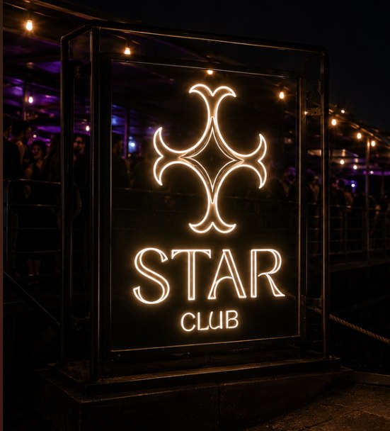 Enseigne néon Star Club — soirée Sur la Seine